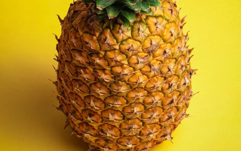 what does a ripe pineapple look like