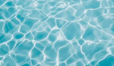 what causes a swimming pool to turn green
