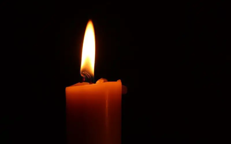 how to burn a yankee candle