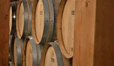 how many gallons in a wine barrel