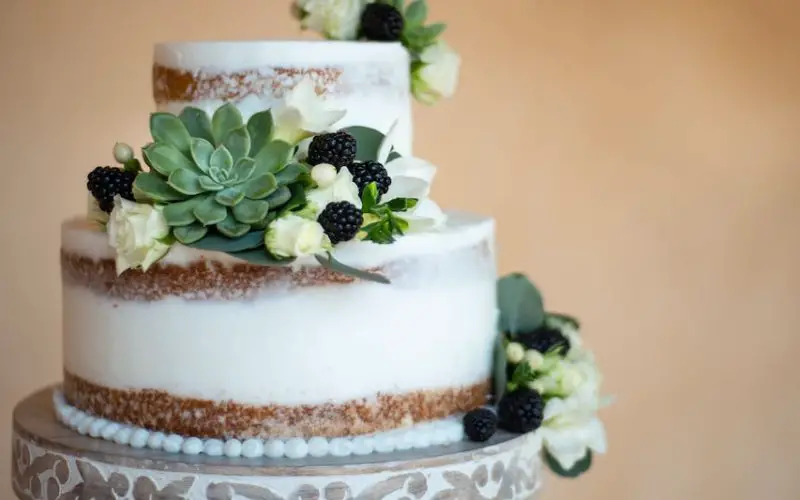 how to cut a round wedding cake